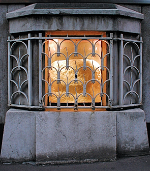 LONDON STONE BETWEEN TWO WORLDS