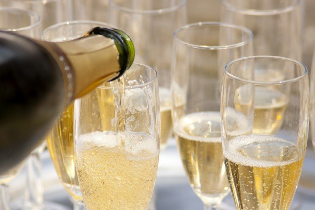Prosecco, the new enemy of women’s dental care according to UK press