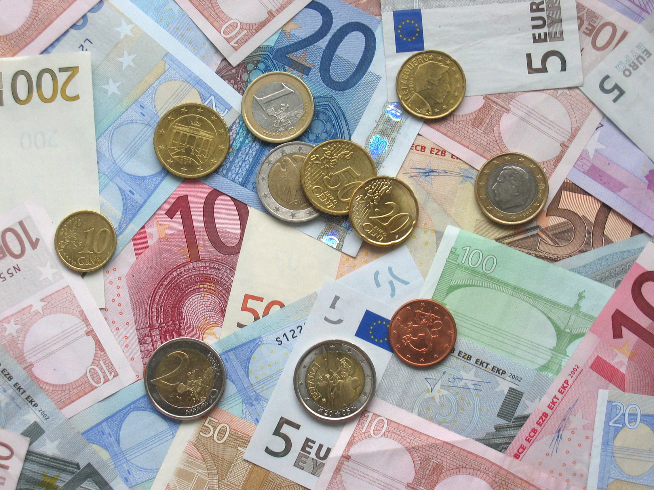 Italy sets budget deficit goal at 2.4 pct of GDP
